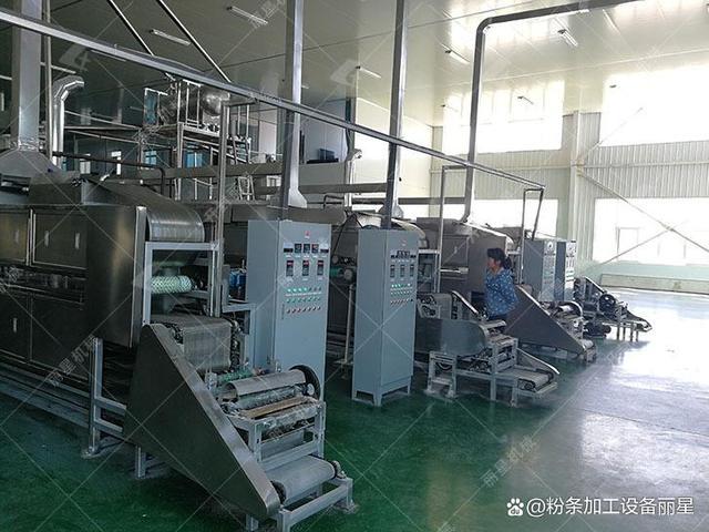 近日,一套自动化大型粉皮机在客户的工厂装机完成,并进行了试运行.